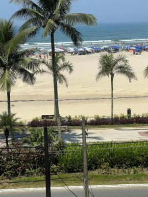Guilhermina Pé na areia vista mar